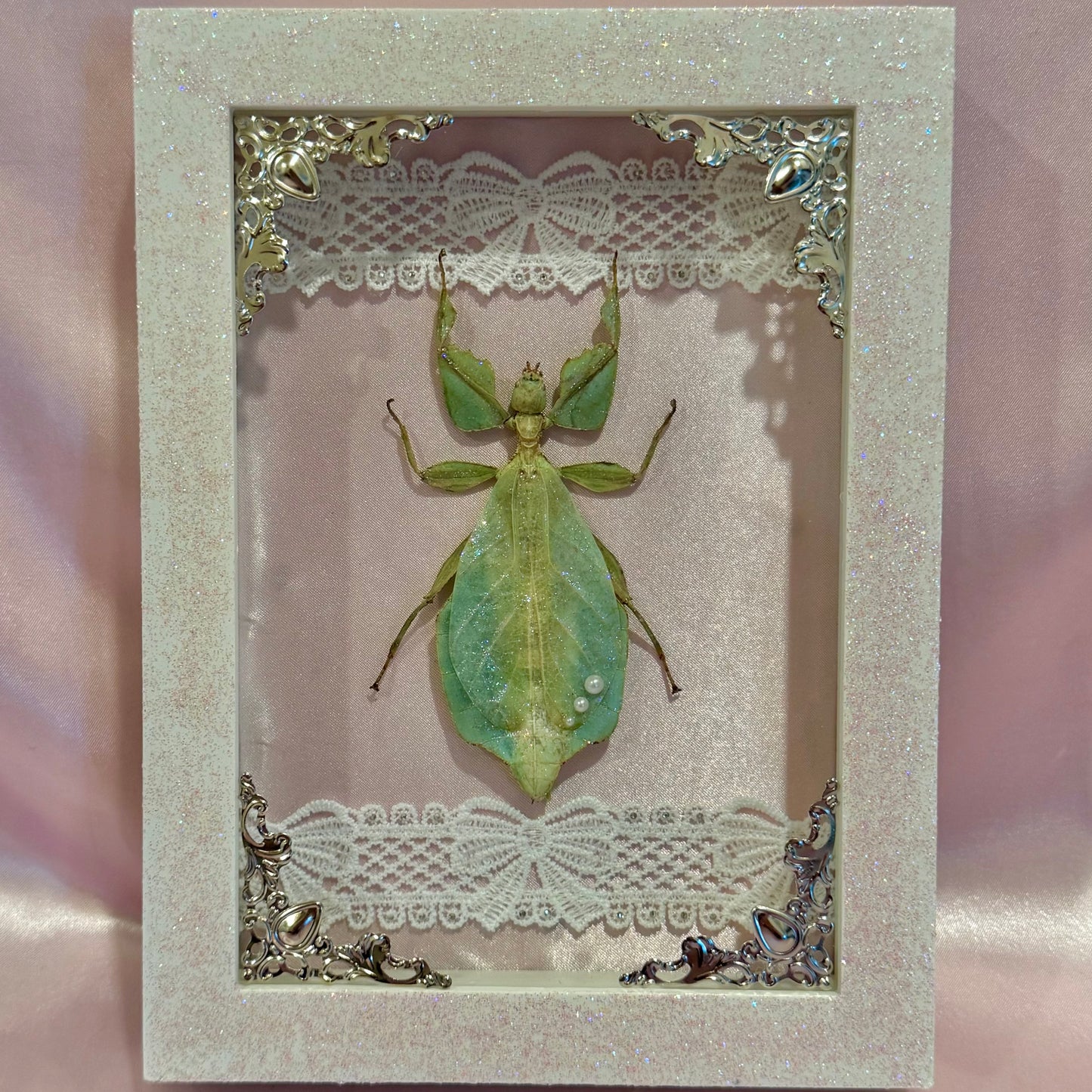 Sparkle Green Leaf Insect on Pink Silk - Sparkle Frame