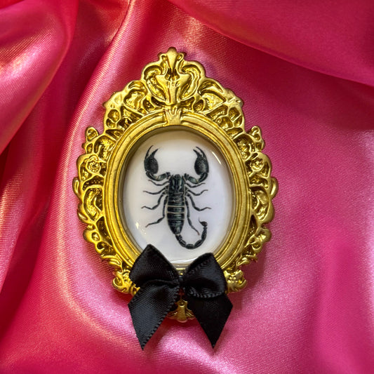 Scorpion Magnet Black Bow